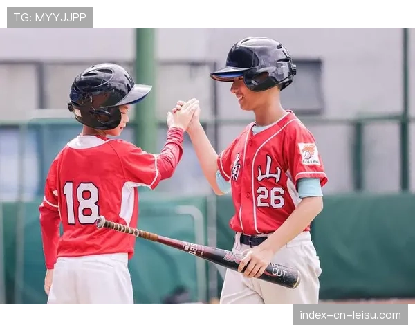 特写:在休斯顿的社区球场,一支由退役军人组成的业余棒球队开始了新赛季 特写:在休斯顿的社区球场,一支由退役军人组成的业余棒球队开始了新赛季